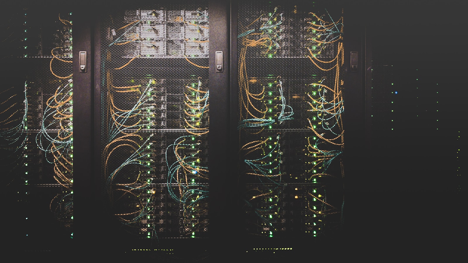 Data center com racks de servidores
